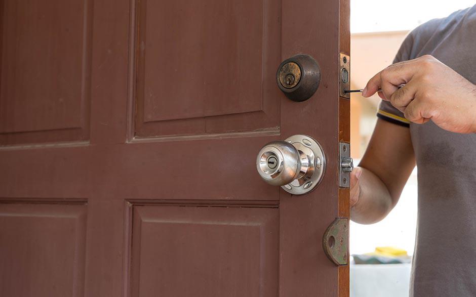 prix d'un serrurier pour ouvrir une porte Suresnes